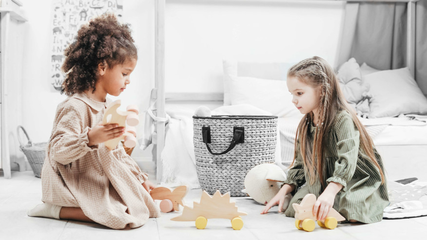 fillettes qui jouent avec des jouets en bois